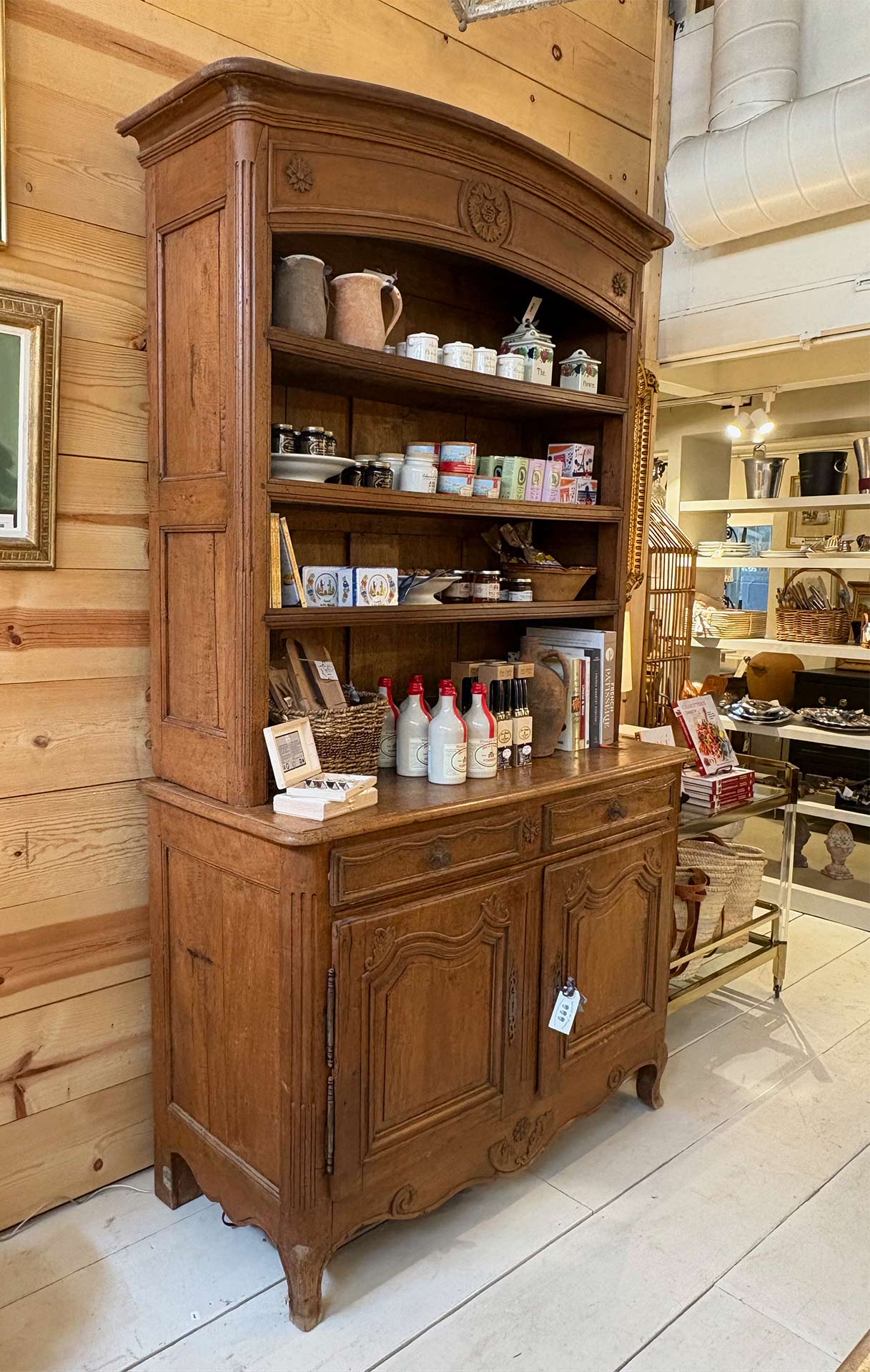 A perspective view of the hutch